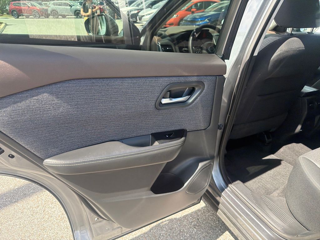 2021 Nissan Rogue SV photo 18