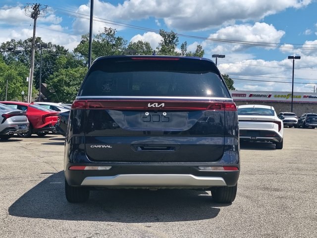 2024 Kia Carnival LX photo 3