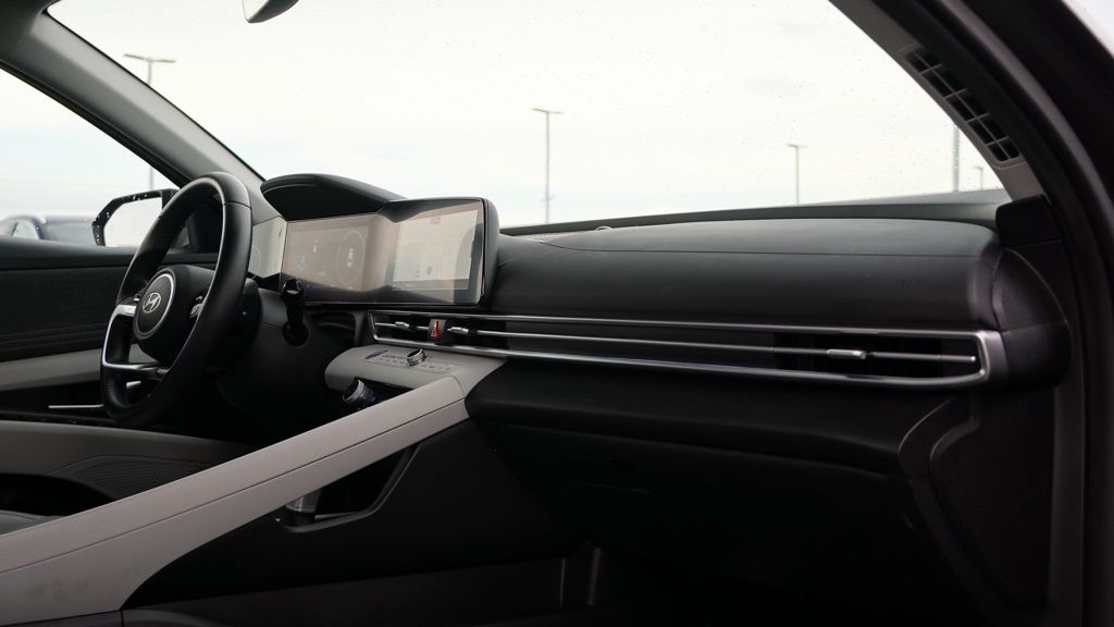 2024 Hyundai Elantra Limited photo 19