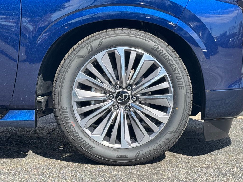 2025 Infiniti QX80 Luxe photo 3