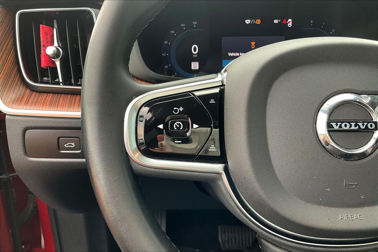 2023 Volvo XC60 B5 Plus photo 10