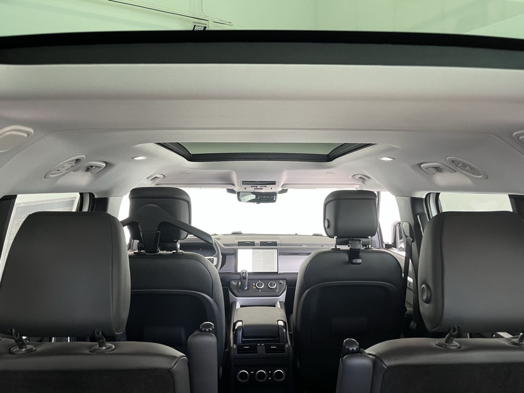 2025 Land Rover Defender 130 X-Dynamic SE photo 12