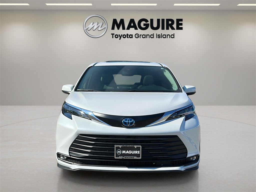 2025 Toyota Sienna XLE photo 8