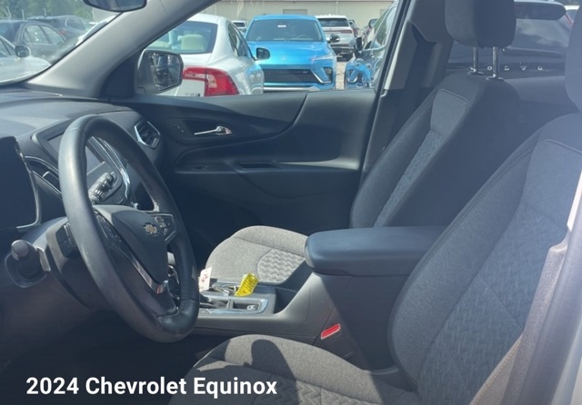 2024 Chevrolet Equinox LT photo 2