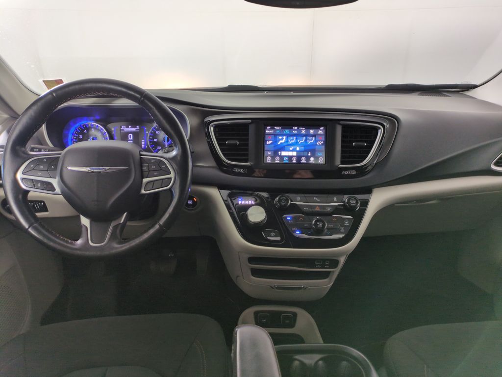 2020 Chrysler Pacifica Touring photo 11