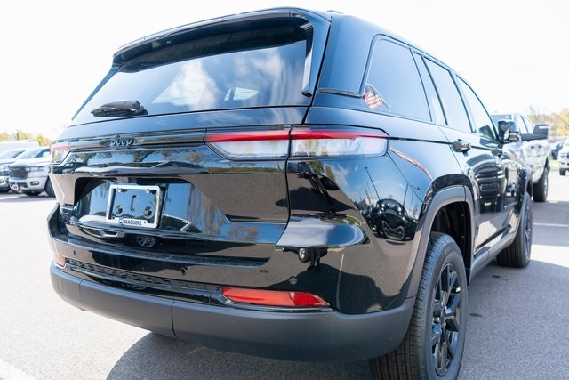 2025 Jeep Grand Cherokee Laredo Altitude photo 4