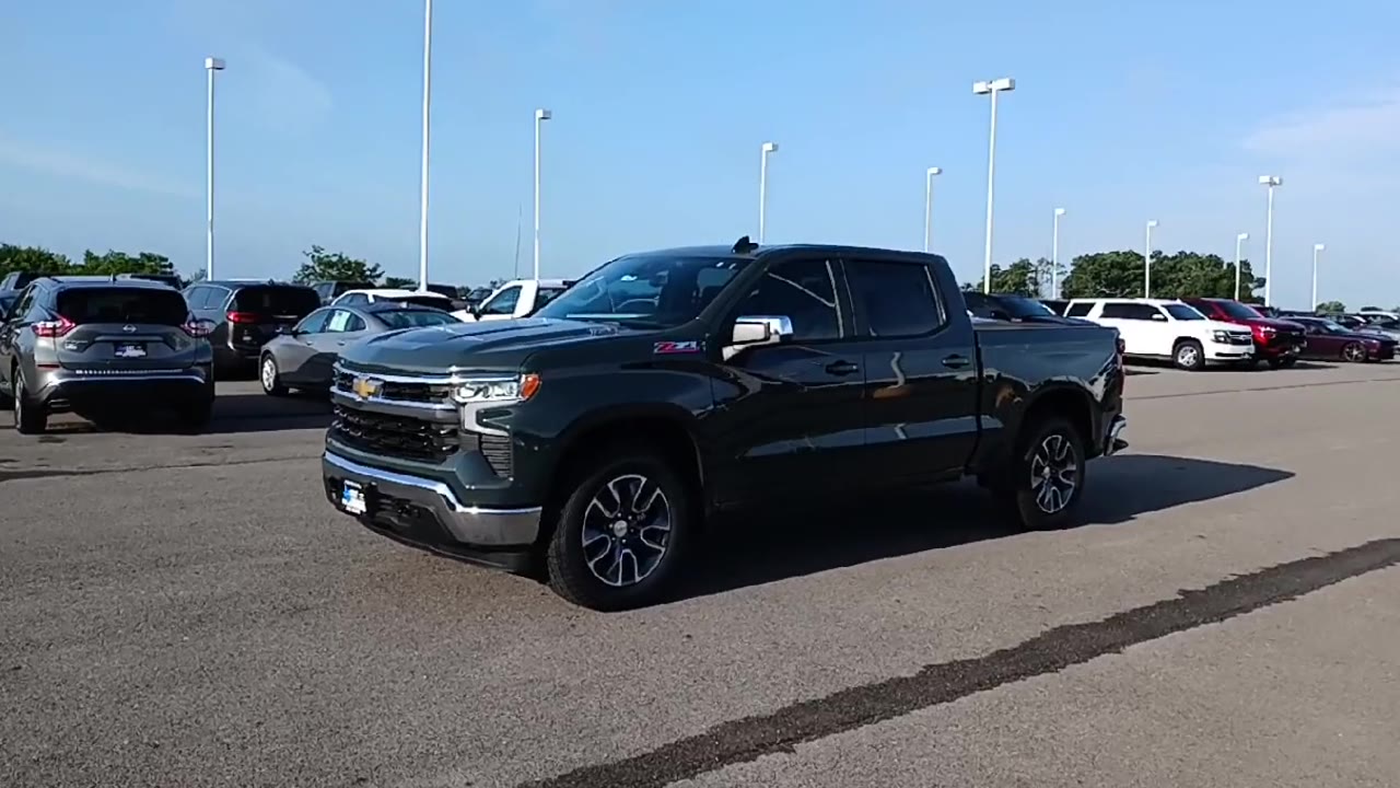 2025 Chevrolet Silverado 1500 LT photo 3