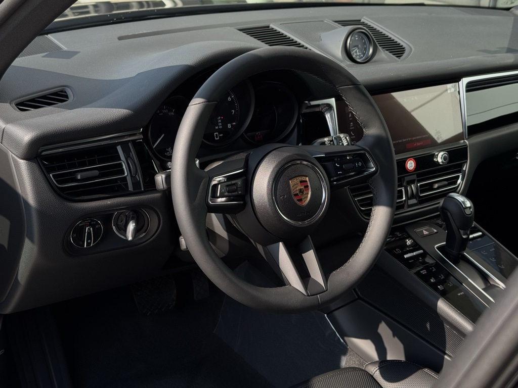 2025 Porsche Macan T photo 4