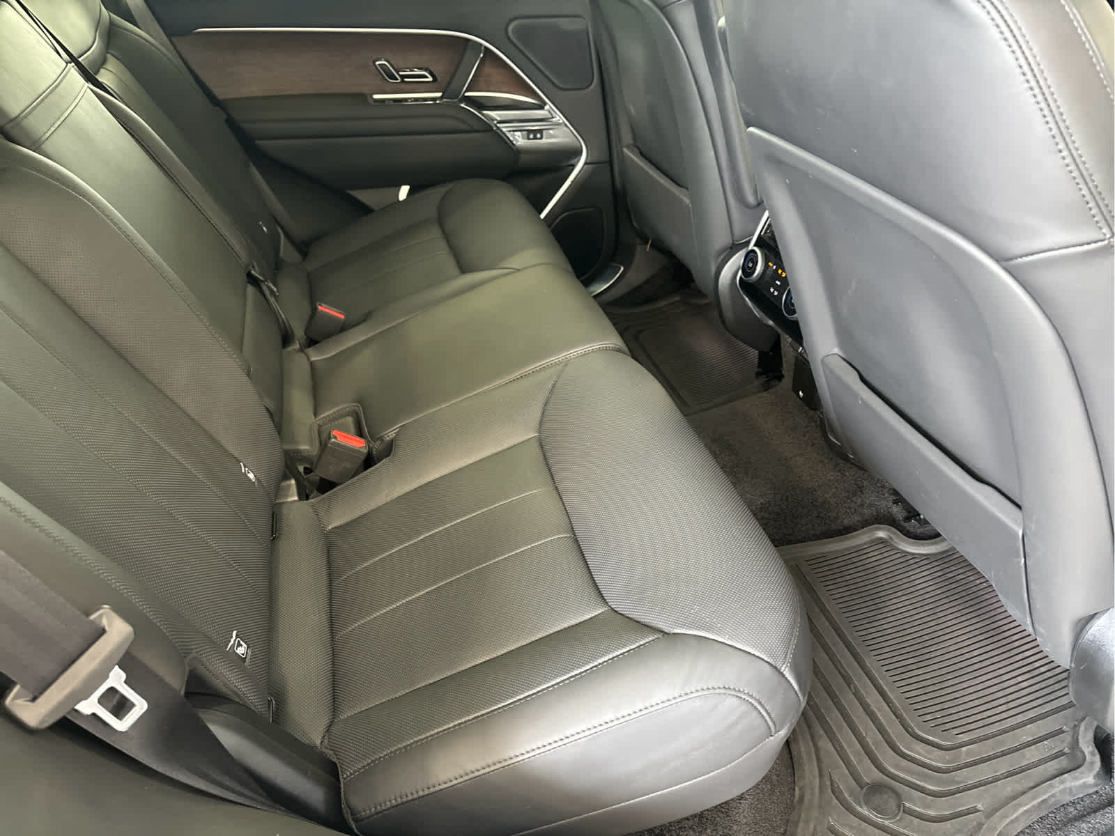 2023 Land Rover Range Rover SE photo 12