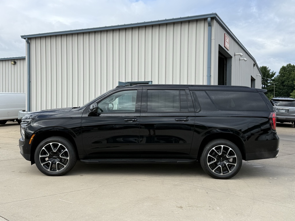 2025 Chevrolet Suburban RST photo 4