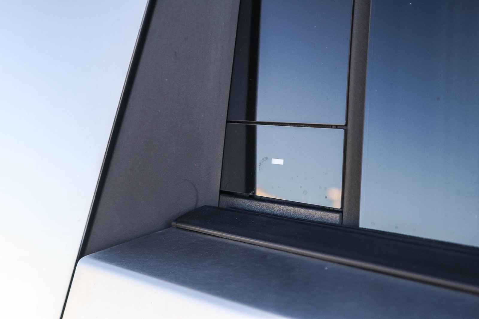 2025 Tesla Cybertruck photo 28