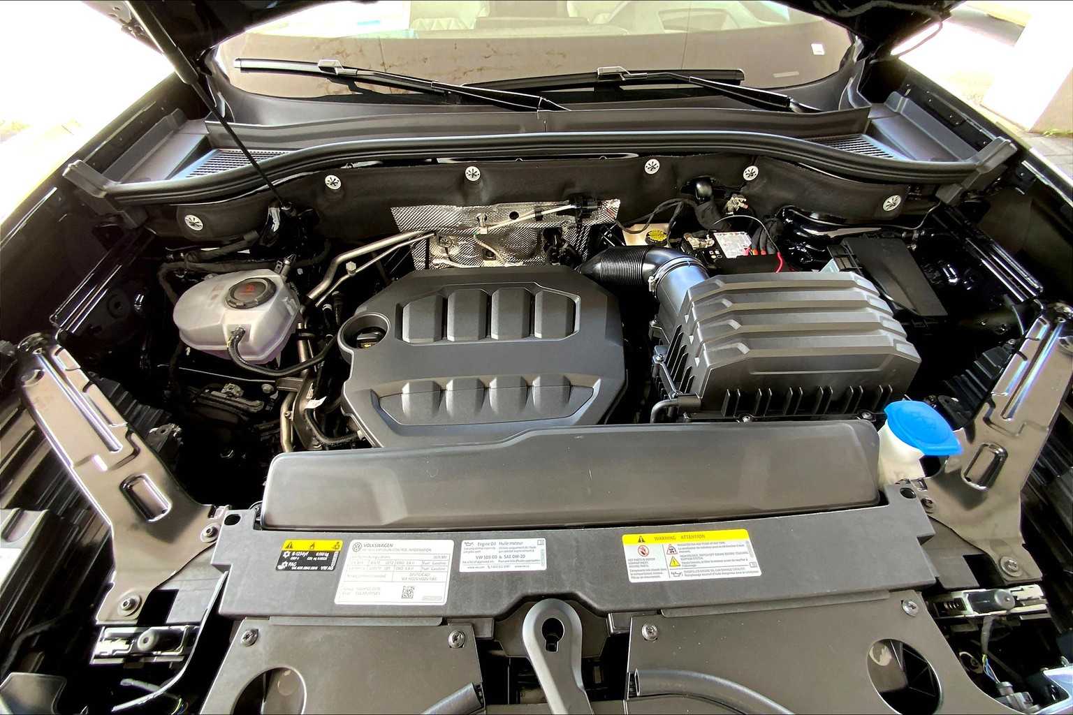 2025 Volkswagen Atlas Cross Sport SEL Premium R-Line photo 9