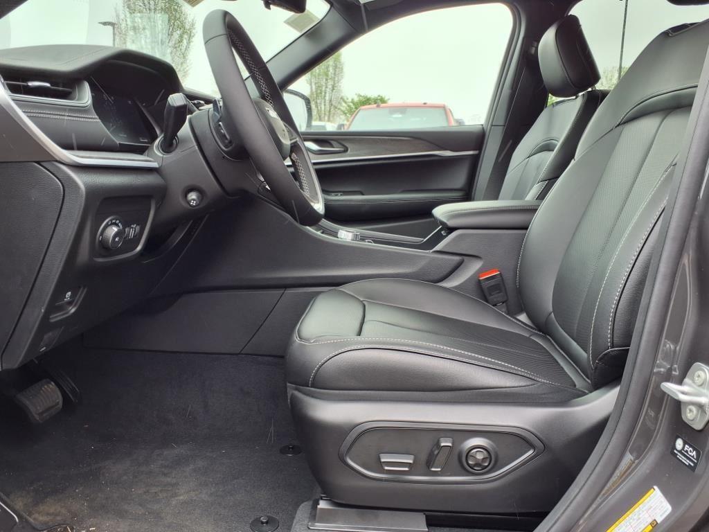 2025 Jeep Grand Cherokee Limited photo 3