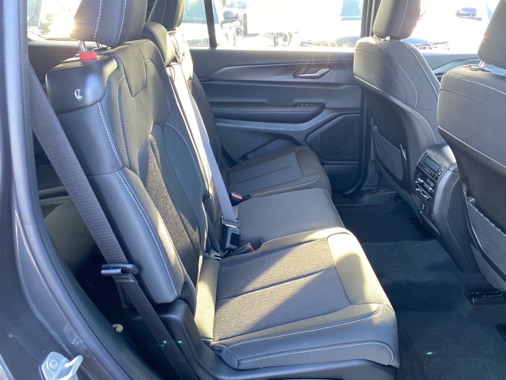 2025 Jeep Grand Cherokee Laredo X photo 14