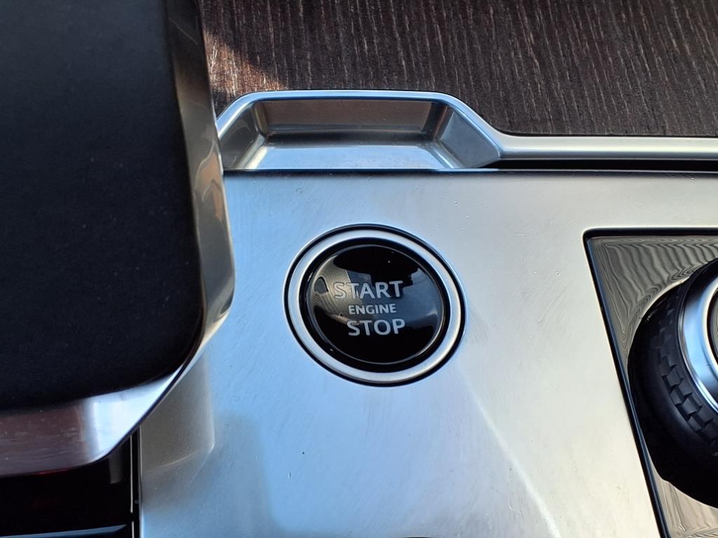 2023 Land Rover Range Rover SE photo 13