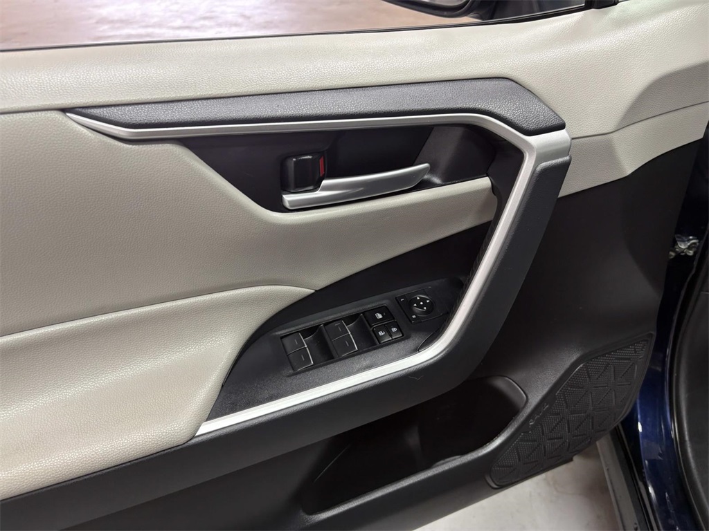 2024 Toyota RAV4 XLE photo 9