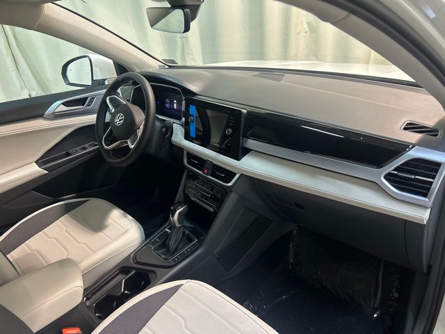 2025 Volkswagen Taos SE photo 32