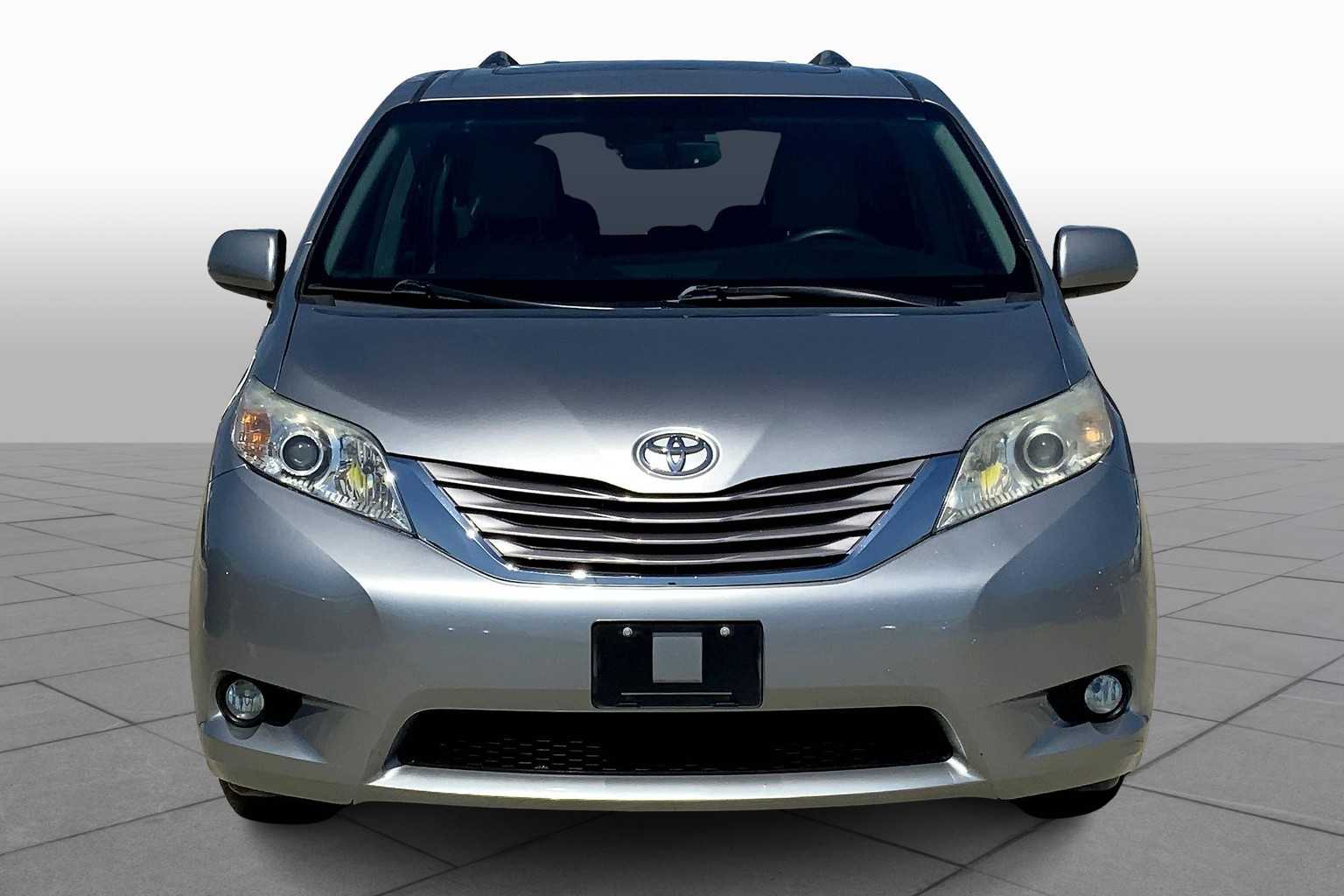2017 Toyota Sienna XLE photo 3