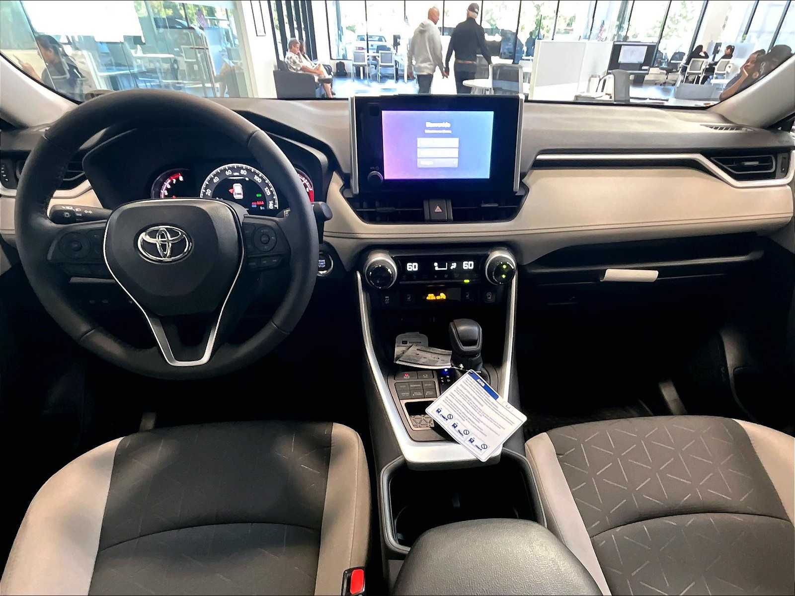 2025 Toyota RAV4 XLE photo 8