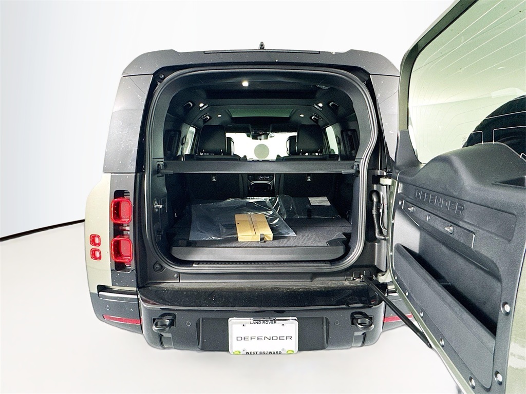 2025 Land Rover Defender 130 X-Dynamic SE photo 18