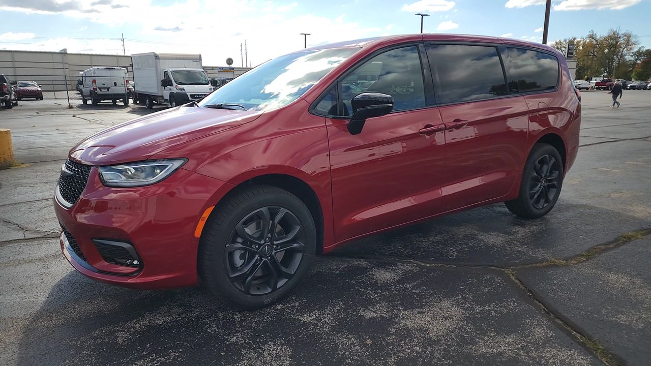 2026 Chrysler Pacifica photo 4