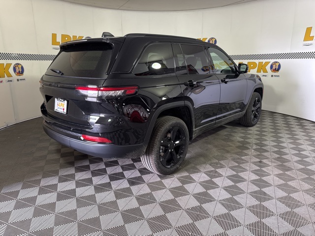 2025 Jeep Grand Cherokee Limited photo 3