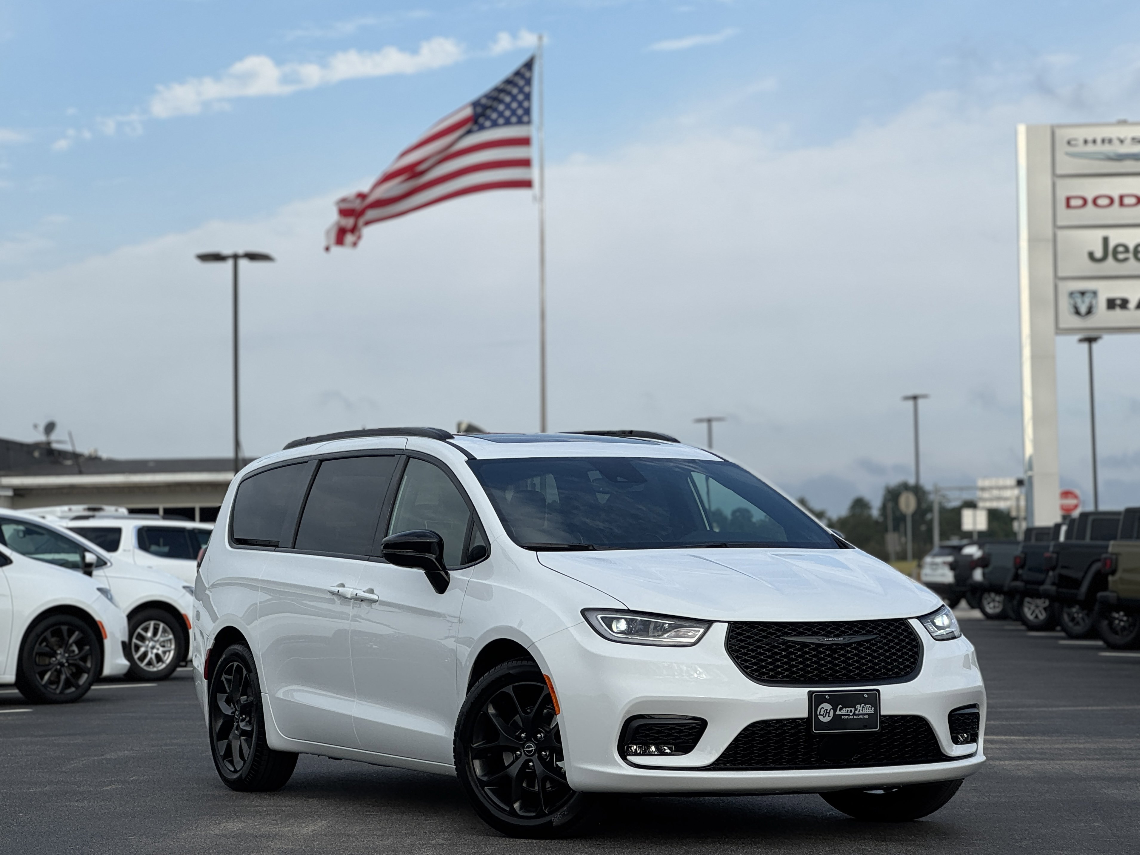 2026 Chrysler Pacifica Select's photo
