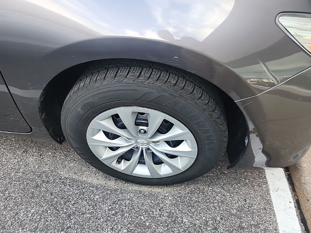 2015 Toyota Camry Hybrid LE photo 2