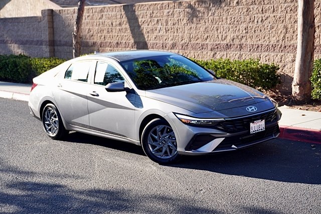 2024 Hyundai Elantra SEL photo 2