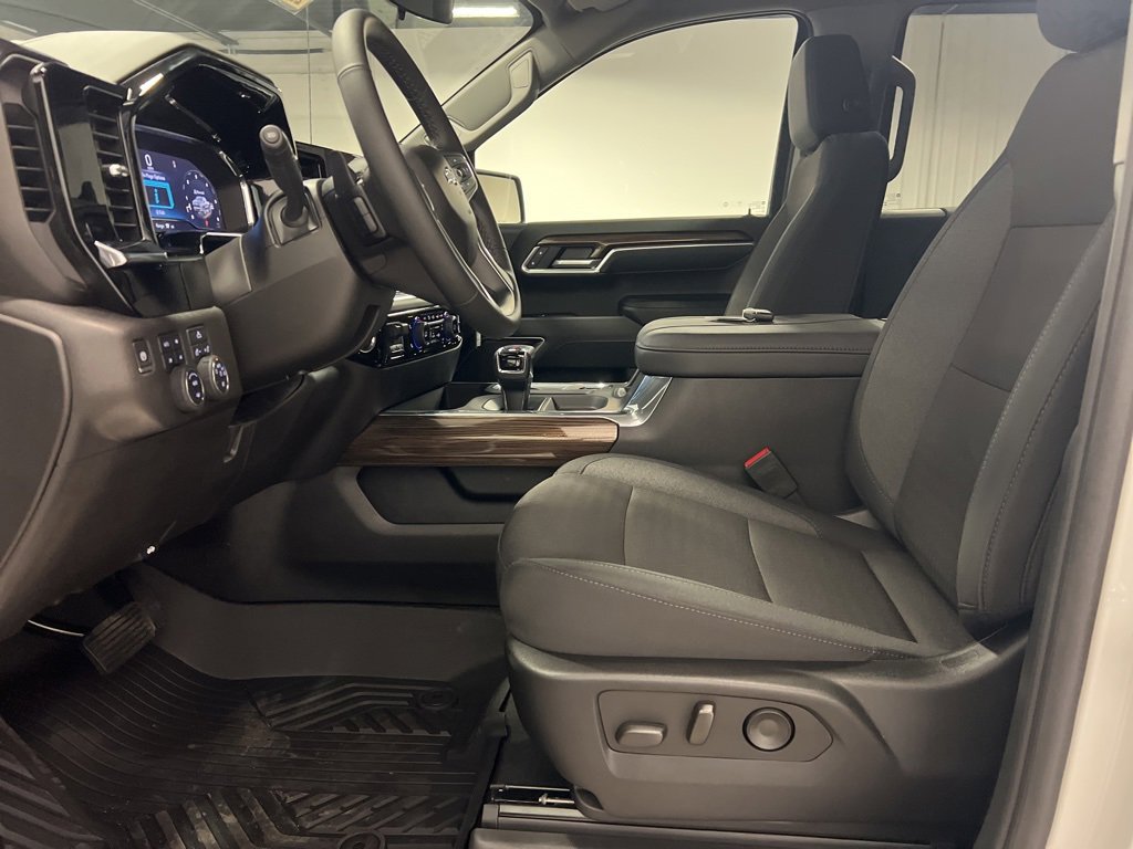 2025 Chevrolet Silverado RST photo 7