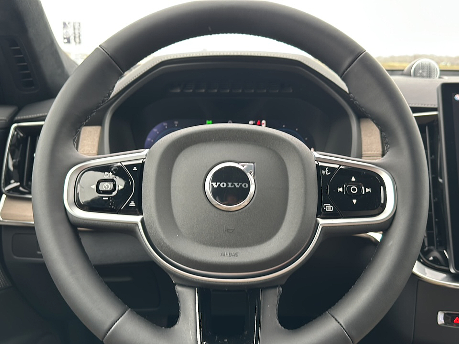2025 Volvo XC90 T8 AWD photo 12