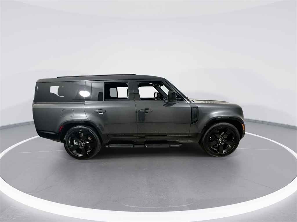2025 Land Rover Defender 130 X-Dynamic SE photo 8