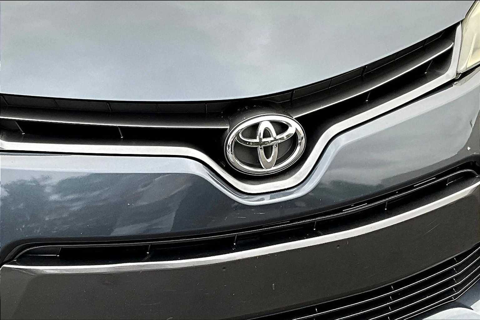 2016 Toyota Corolla LE photo 24