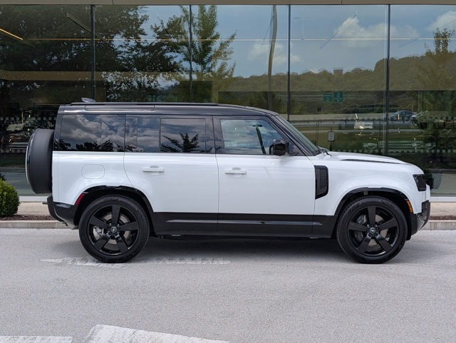 2025 Land Rover Defender 110 X-Dynamic SE photo 7