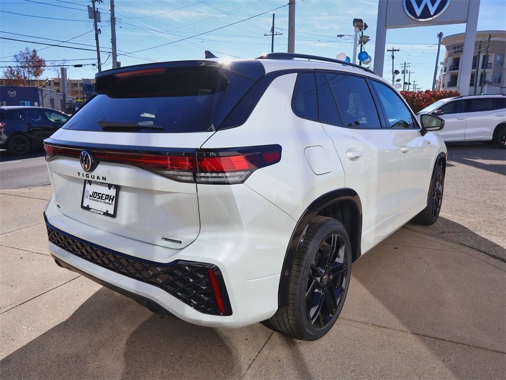 2026 Volkswagen Tiguan SE R-Line Black photo 2