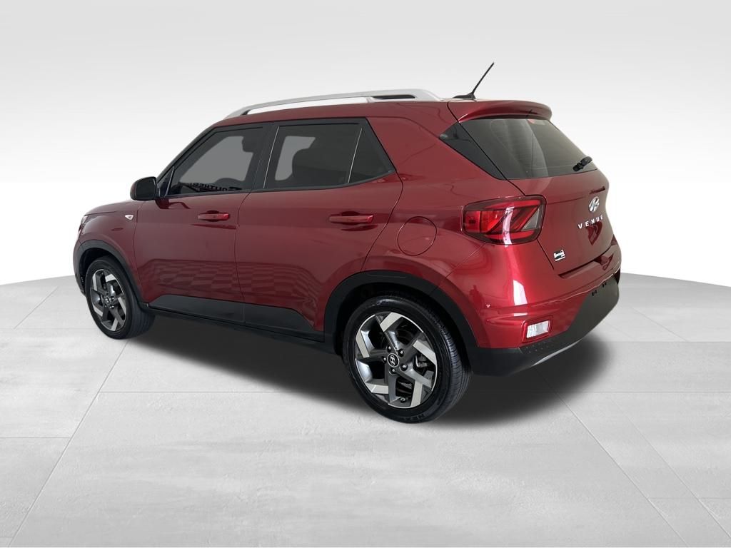 2024 Hyundai Venue Limited photo 2