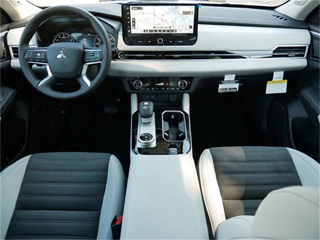2025 Mitsubishi Outlander SE photo 7