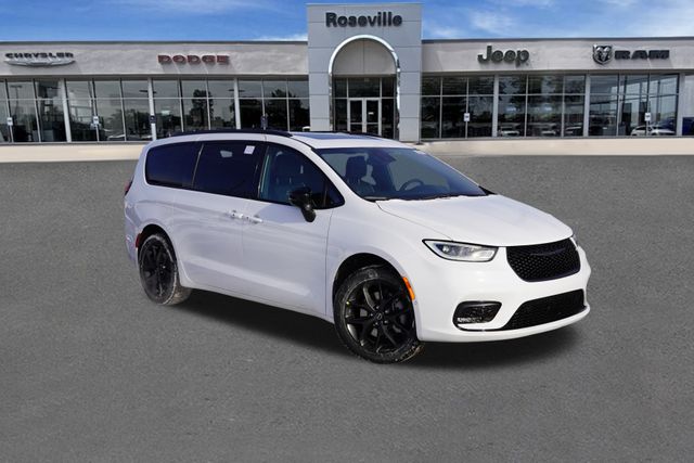 2026 Chrysler Pacifica Limited's photo