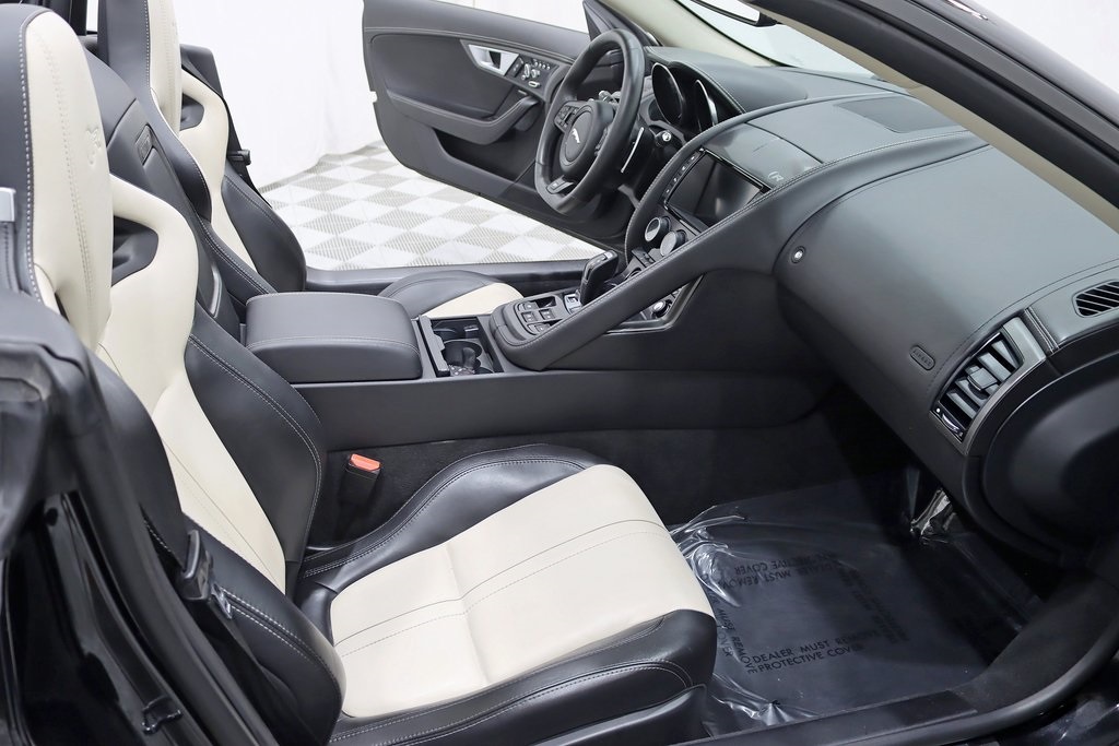 2016 Jaguar F-TYPE R photo 25