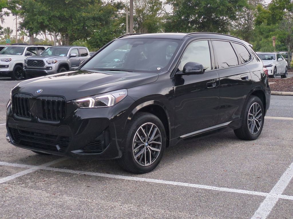 2025 BMW X1 28i's photo