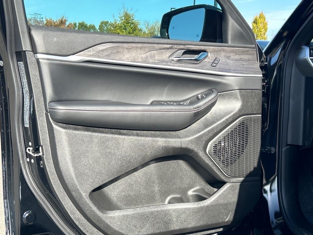 2025 Jeep Grand Cherokee Limited photo 3
