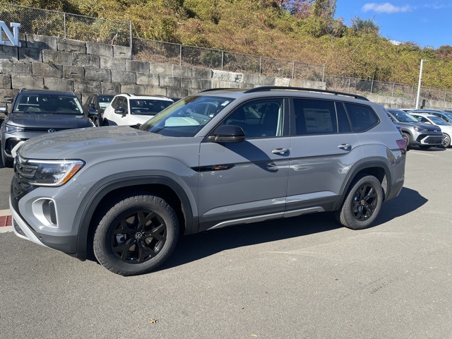 2026 Volkswagen Atlas Peak Edition SE photo 2