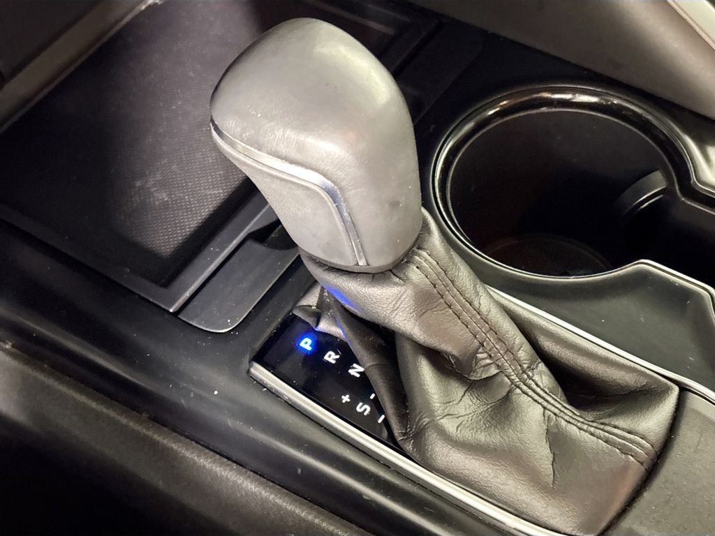 2018 Toyota Camry SE photo 17