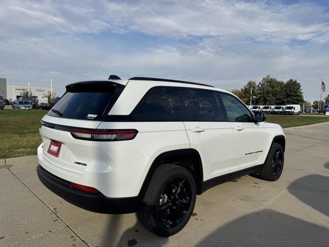 2025 Jeep Grand Cherokee Limited photo 3