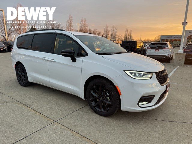 2026 Chrysler Pacifica Select's photo