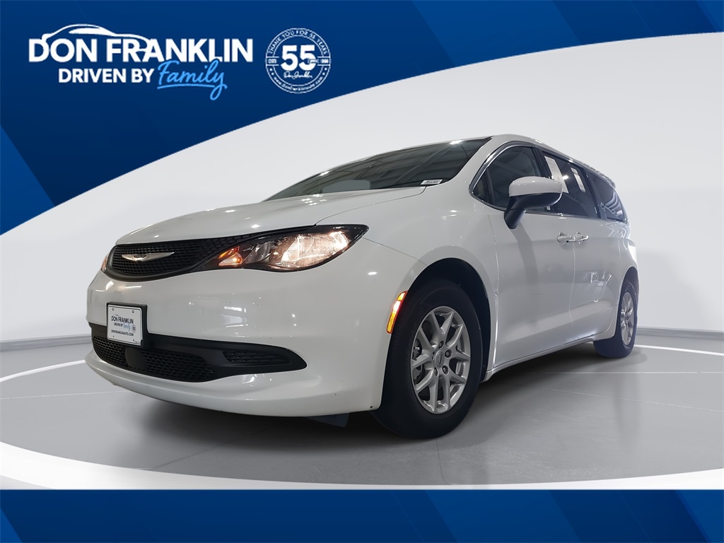 Certified Pre-Owned 2022 Chrysler Voyager LX's photo