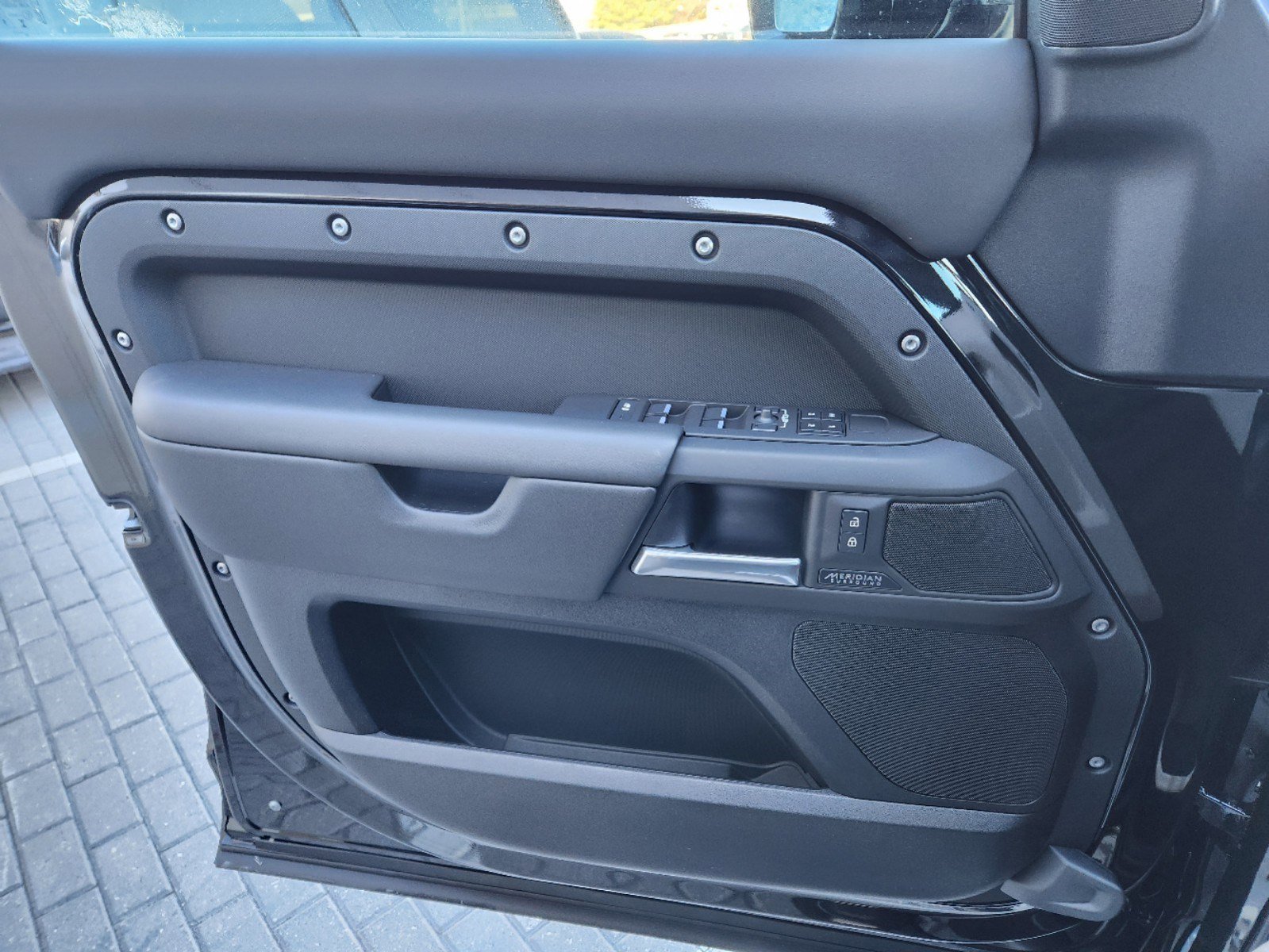 2025 Land Rover Defender 110 X-Dynamic SE photo 13