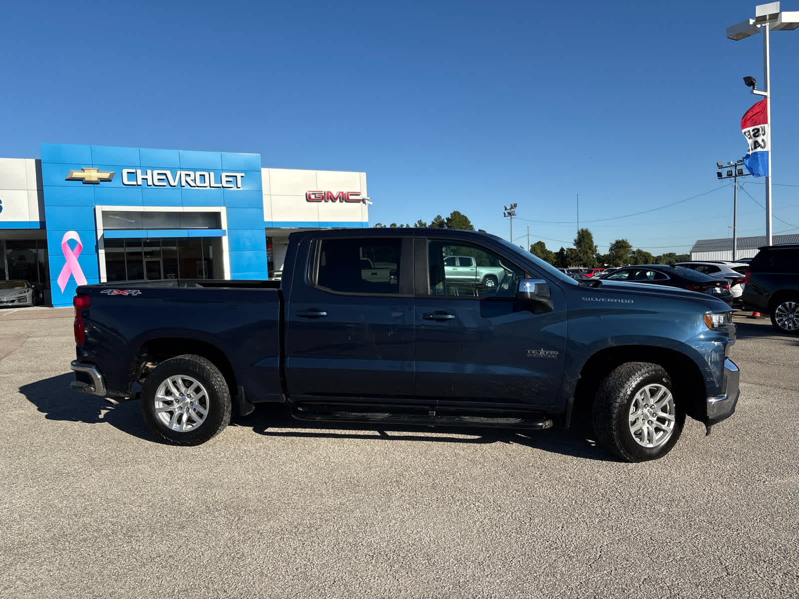 2020 Chevrolet Silverado 1500 LT photo 2