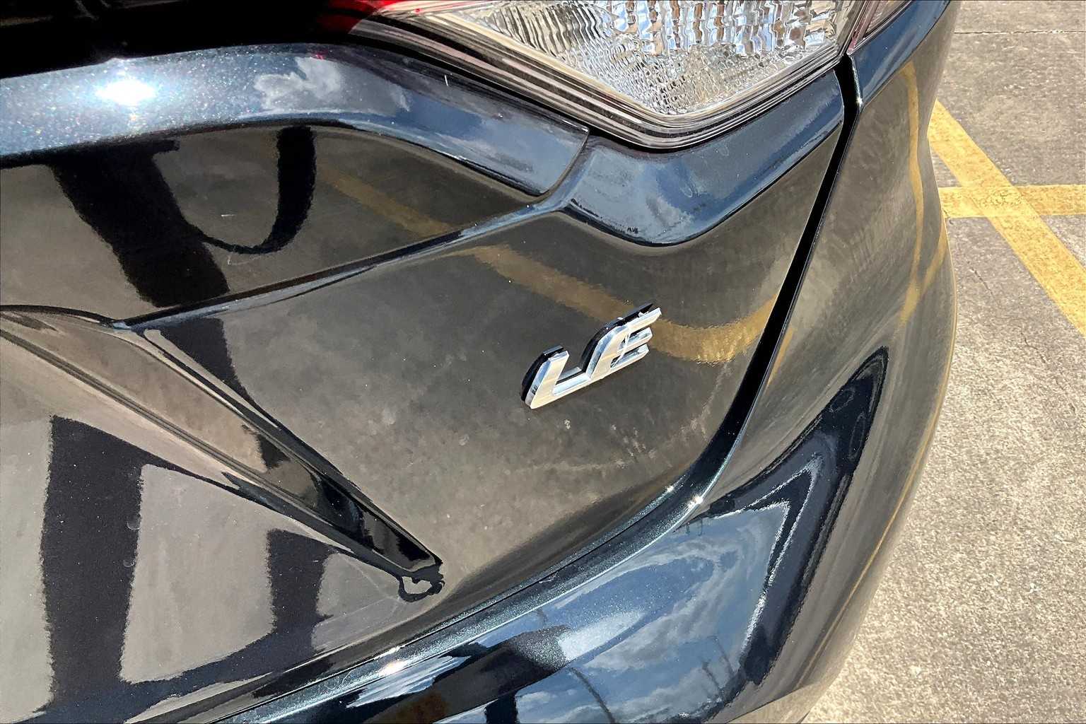 2022 Toyota Corolla LE photo 17