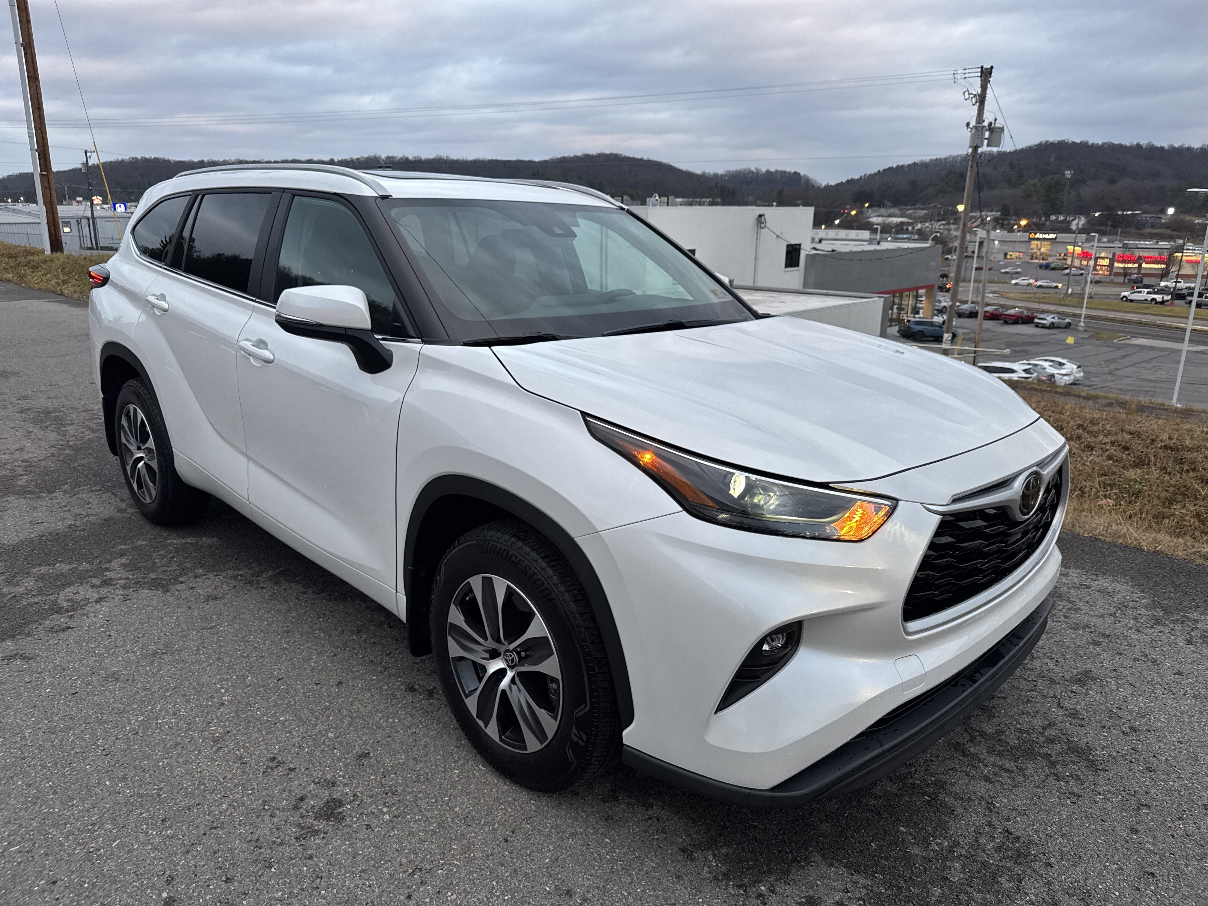 2023 Toyota Highlander XLE's photo